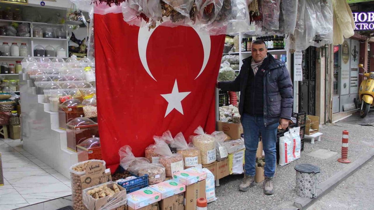 Efelerli esnaftan Nusaybin-Kamışlı hattındaki bayrak saldırısına tepki: İşyeri önüne 5 metrelik Türk bayrağı astı