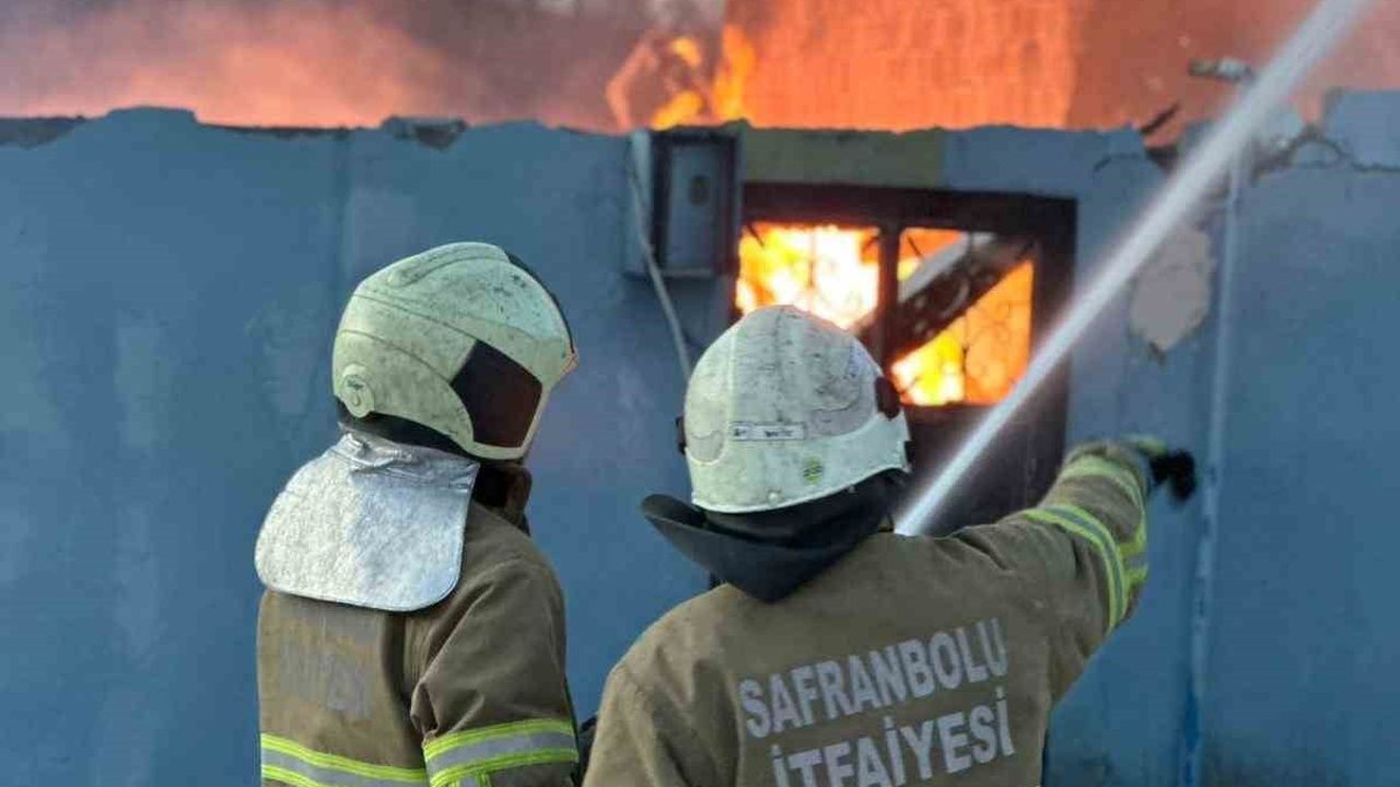 Eflani Çukurgelik'te muhtarın iki katlı evi yangında kullanılamaz hale geldi
