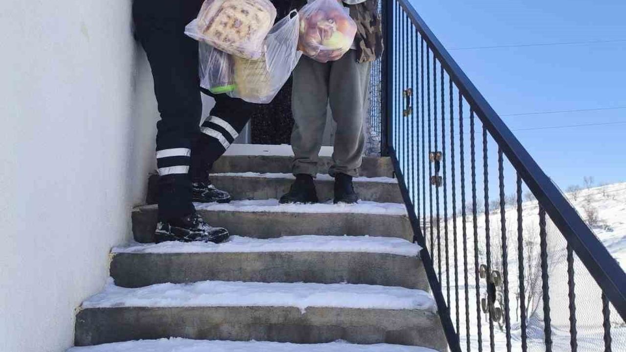 Eğil’de erzak yardımı: Belediye ekipleri vatandaşların ihtiyaçlarını karşıladı