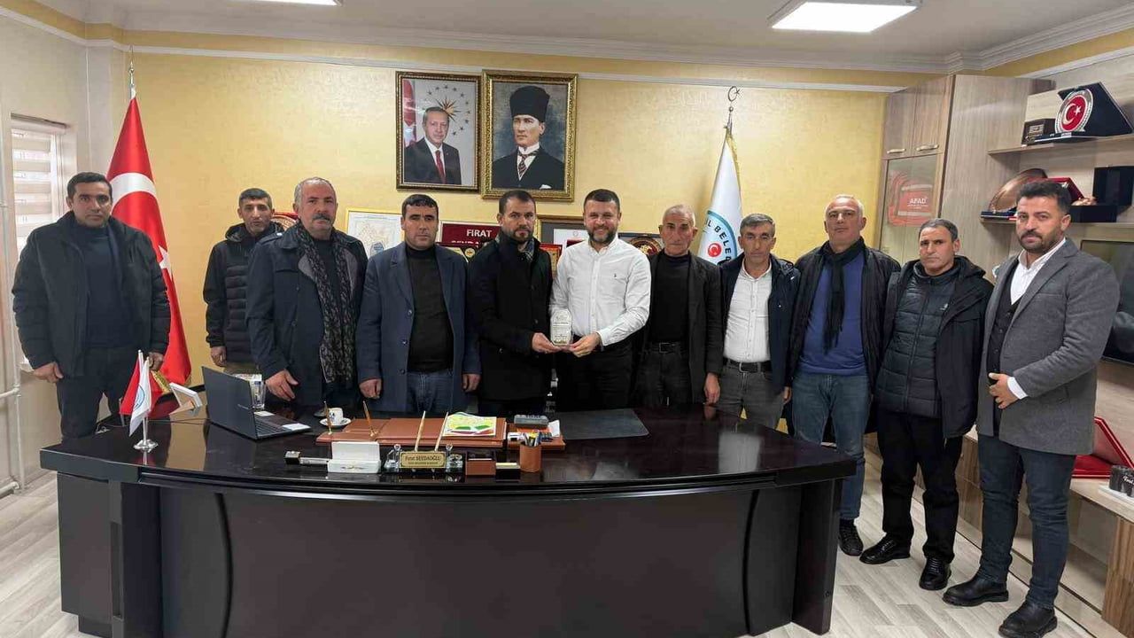 Eğil Muhtarlarından Başkan Fırat Seydaoğlu'na 10 Ocak İdareciler Günü’nde Plaket
