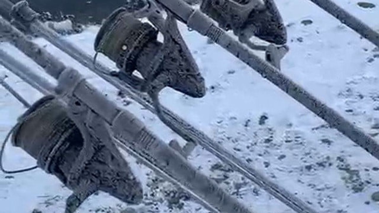 Eksi 22°C'de kamp: Eskişehirli kampçının Zemzemiye Göleti'nde oltası buz tuttu