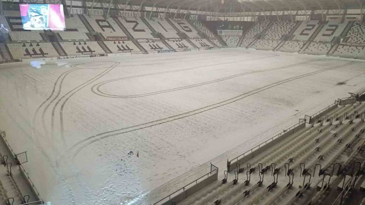 Elazığ Atatürk Stadyumu yeniden karla kaplandı — Maça hazırlık sürüyor