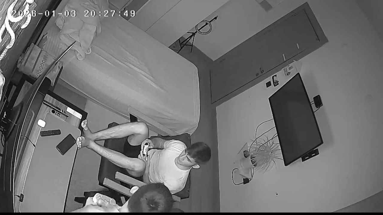 Elazığ Baskil'de 4.7 büyüklüğündeki deprem güvenlik kamerasında: İki kuzenden farklı tepkiler