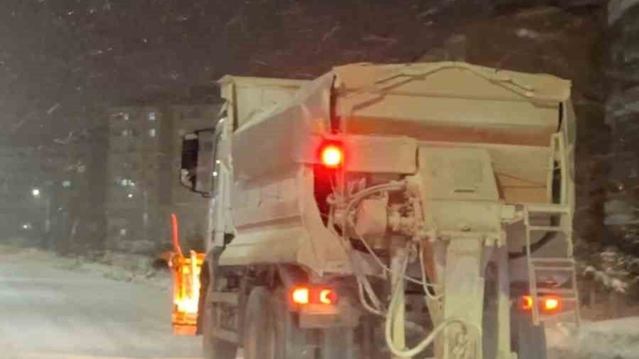 Elazığ Belediyesi 76 Araç ve 283 Personelle Karla Mücadeleyi Sürdürüyor