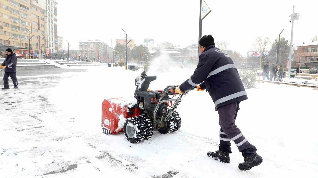 Elazığ Belediyesi ana arterlerde karla mücadeleyi sürdürüyor