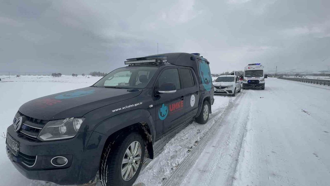 Elazığ-Bingöl kara yolunda minibüs şarampole devrildi: 9 yaralı