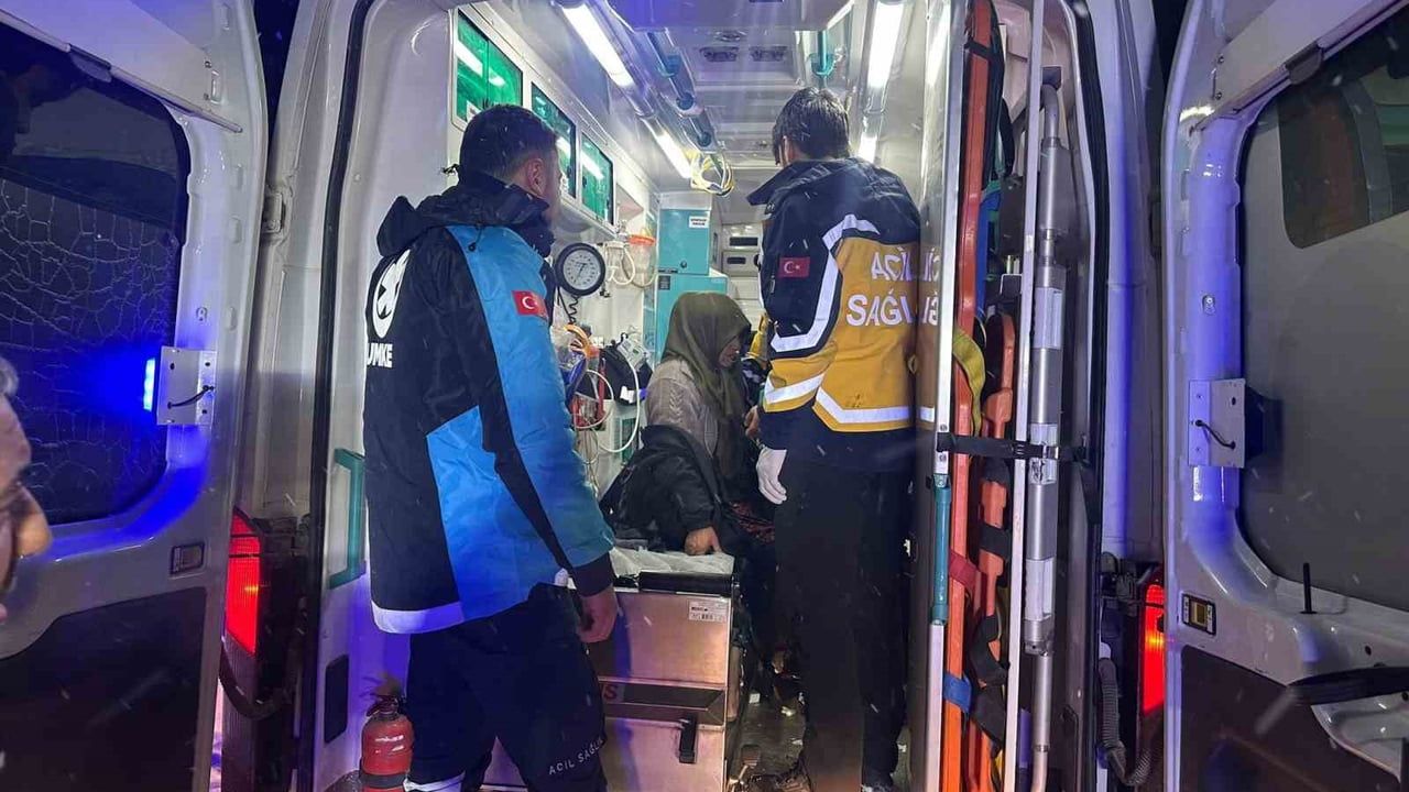 Elazığ Çalkaya'da kar nedeniyle kapanan yol 7 saatte açıldı: 66 yaşındaki kadın kurtarıldı