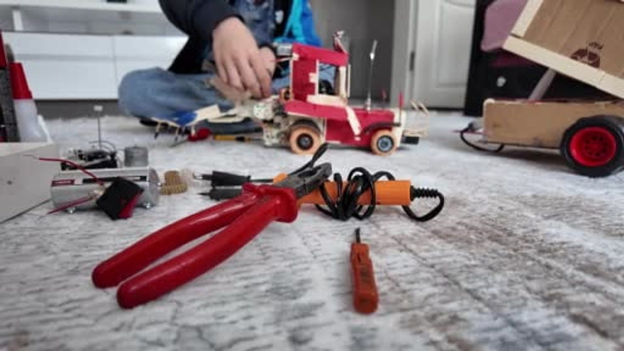 Elazığ'da 12 yaşındaki Selçuk Çiçekçi, atık malzemelerle traktör maketi üretti