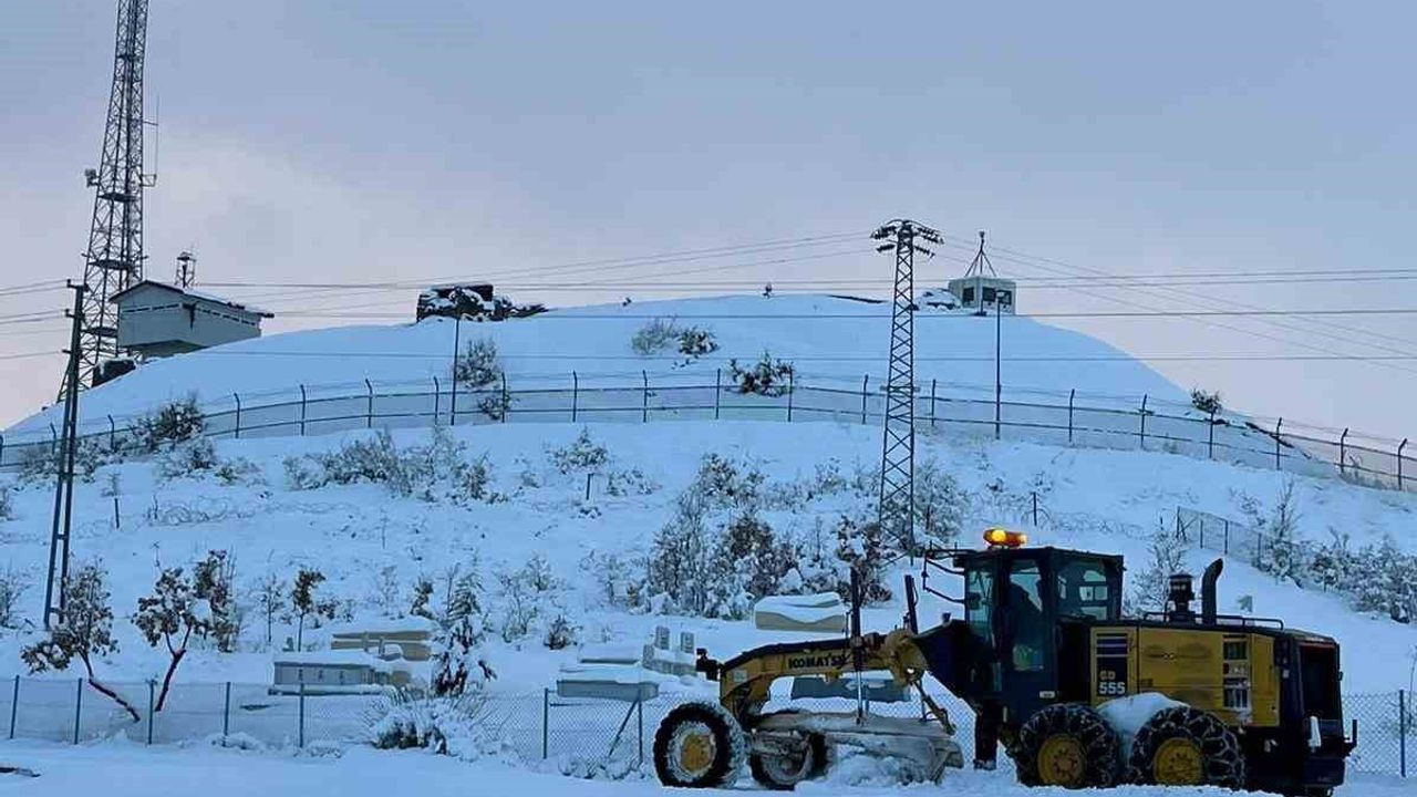 Elazığ'da 19 Köy Yolunda Karla Mücadele Çalışmaları Sürüyor