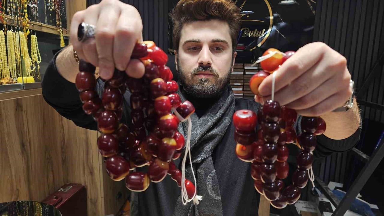 Elazığ'da 1900'lere ait 600 parça Osmanlı sıkma kehribarı tespihlere dönüştürülecek