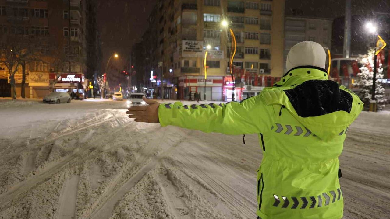 Elazığ'da 2026'nın ilk saatlerinde trafik denetimi: kış lastiği ve alkol kontrolleri