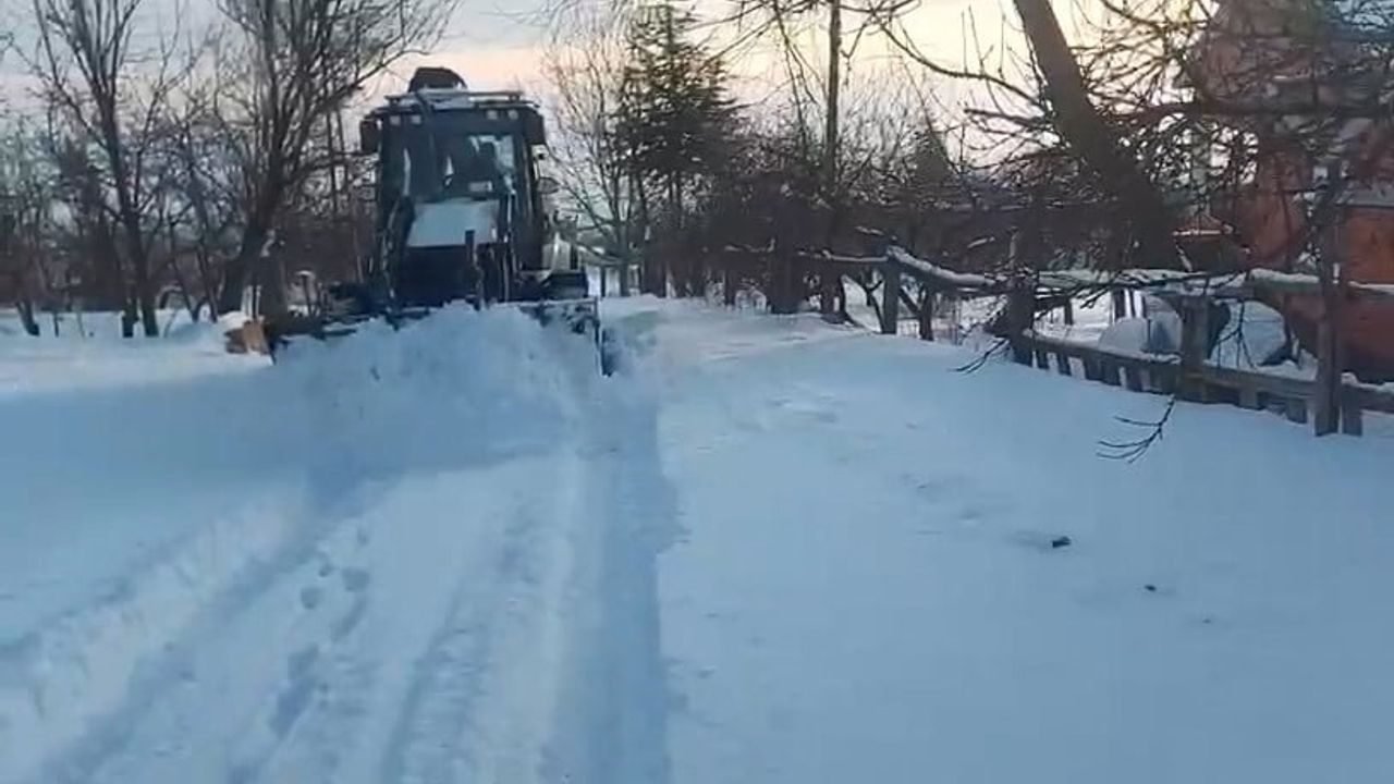 Elazığ'da 27 köy yolunda karla mücadele çalışmaları sürüyor