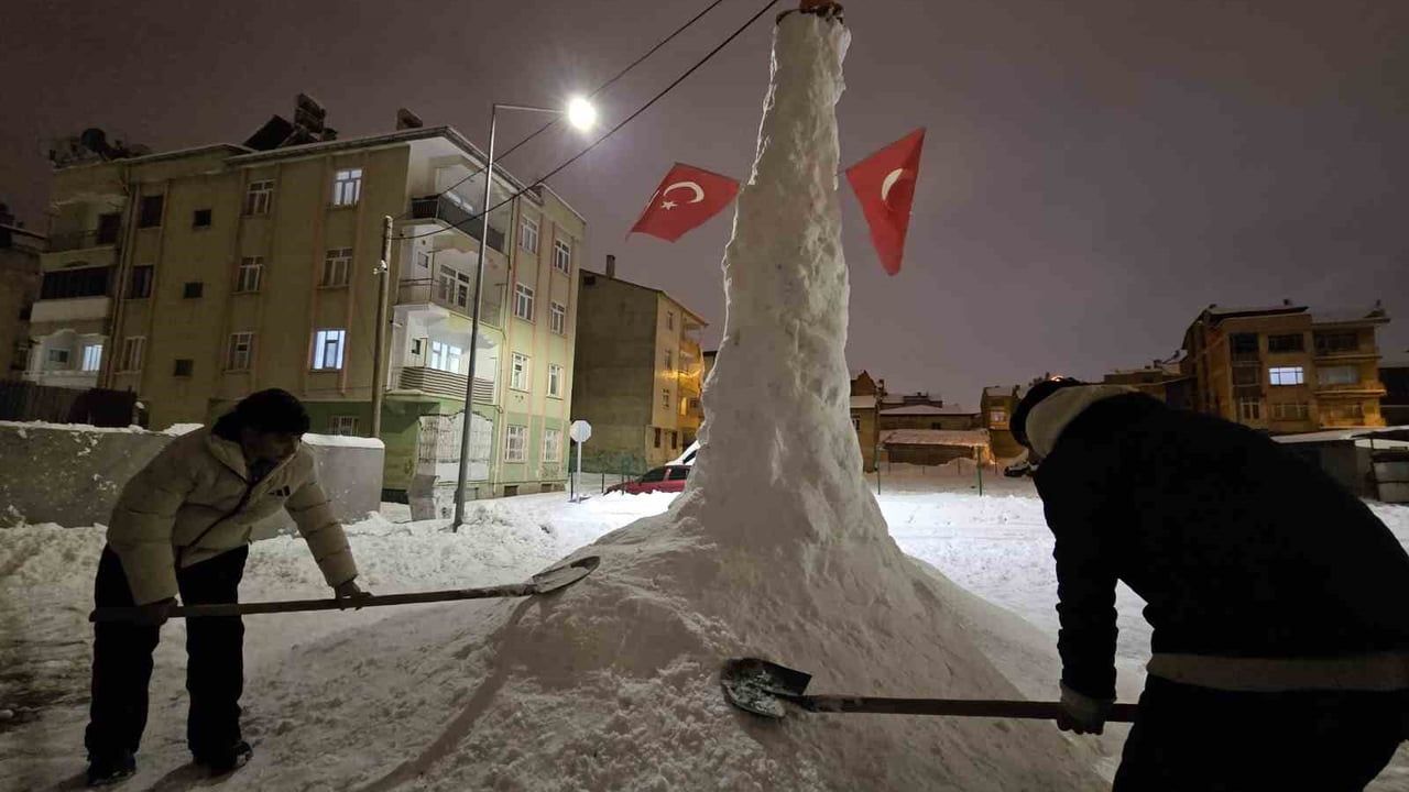 Elazığ'da 4,5 Metrelik Kardan Adam Mahallede İlgi Çekti
