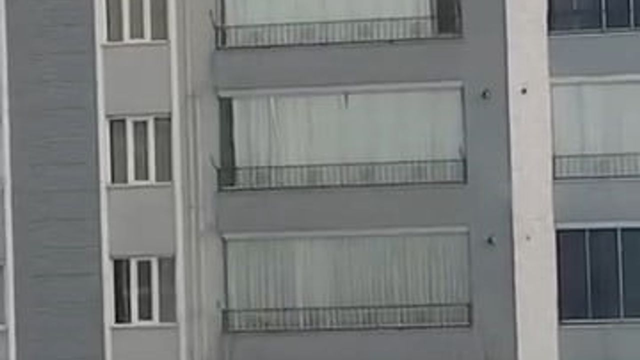 Elazığ'da 4 katlı binanın çatısında güvenlik önlemi olmadan kar temizledi