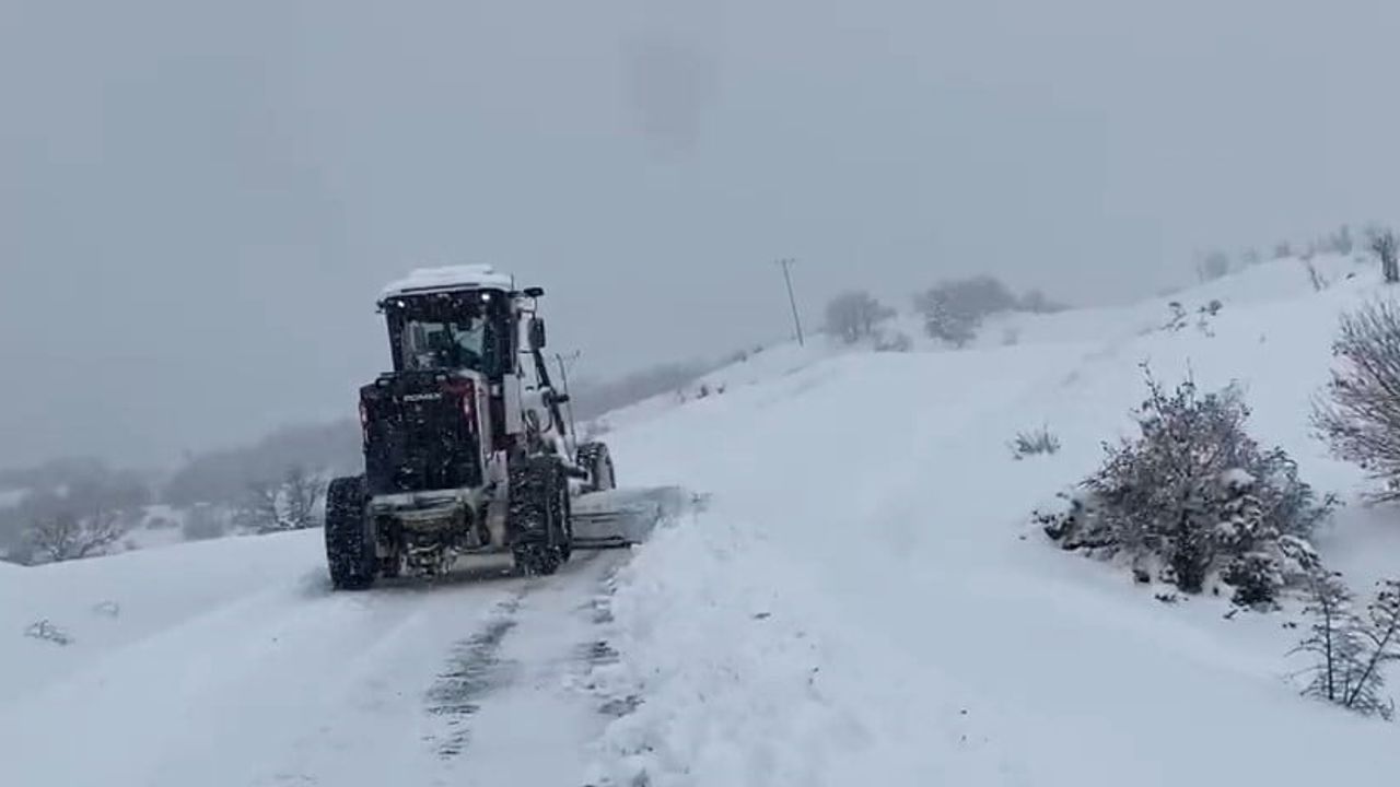 Elazığ'da 407 köy yolunda karla mücadele: İl Özel İdaresi ekipleri gece gündüz çalışıyor