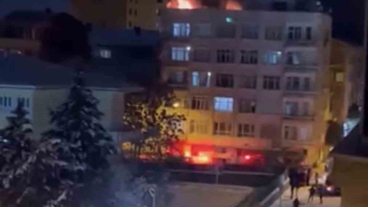 Elazığ'da 5 katlı binanın teras katında çıkan yangın söndürüldü