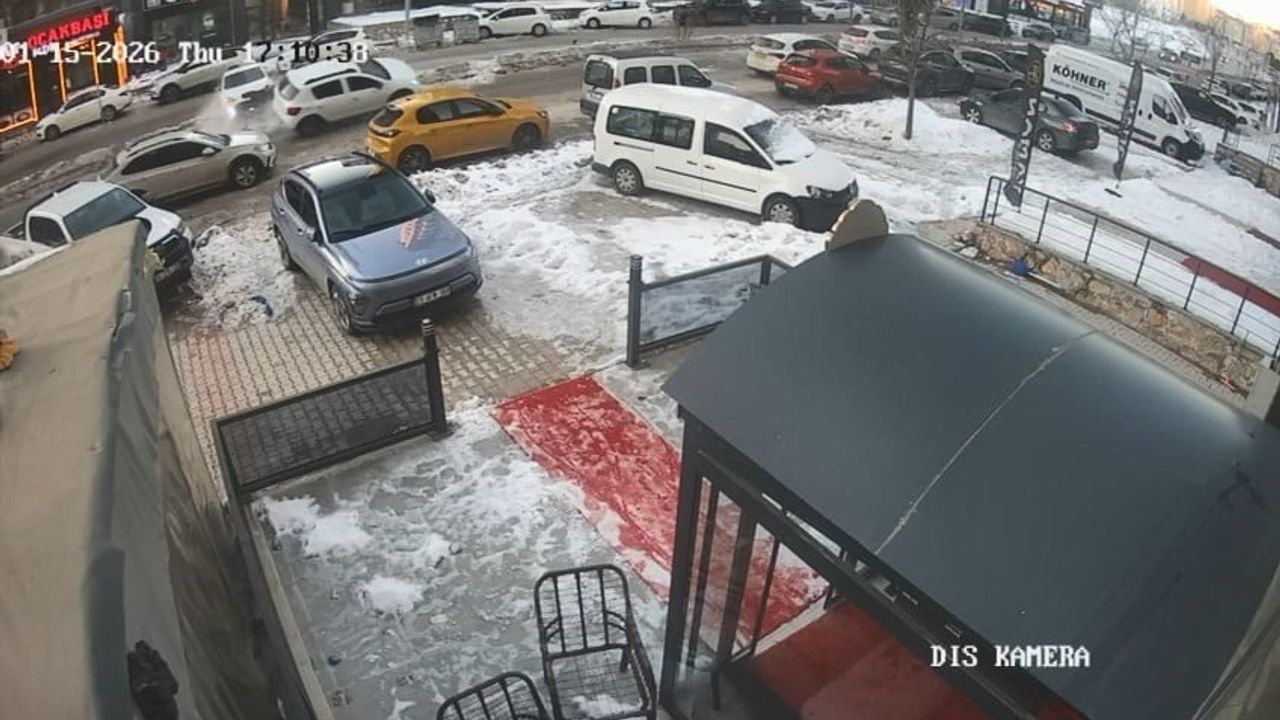 Elazığ'da Adnan Kahveci Caddesi'nde 3 araçlı kaza: 1 yaralı