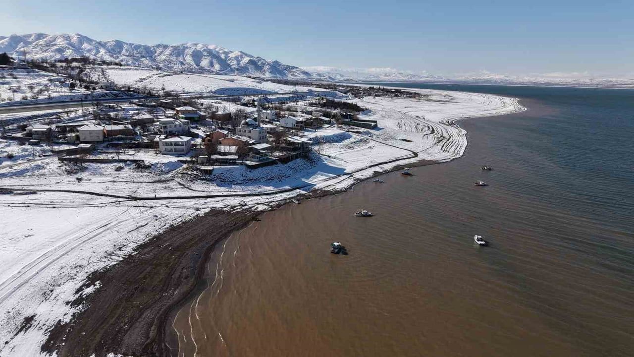 Elazığ'da Aşağı İçme Köyü: Keban Barajı kıyısında su ve karın buluştuğu manzaralar