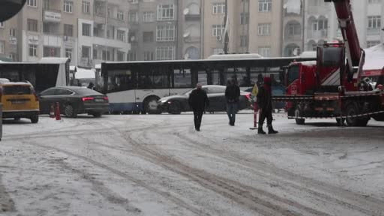 Elazığ'da beklenen kar yağışı başladı; kent akşam saatlerinde beyaza büründü