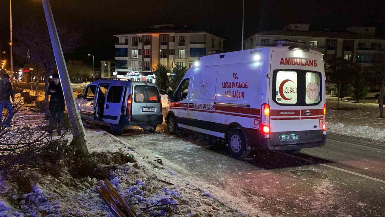 Elazığ'da buzlanma nedeniyle direğe çarpan hafif ticari araç: 4 yaralı, 1’i ağır