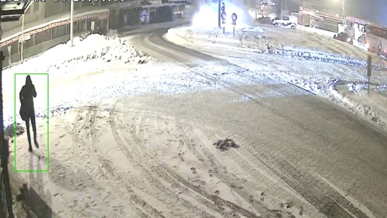 Elazığ'da buzlanma nedeniyle tır refüje çıkarak KGYS direğine çarptı: 1 yaralı