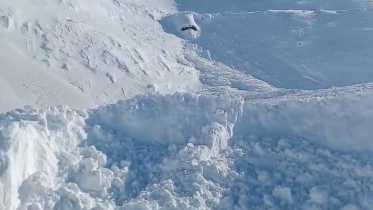 Elazığ'da çığın kapattığı Tirnik Geçidi temizlenerek ulaşıma açıldı