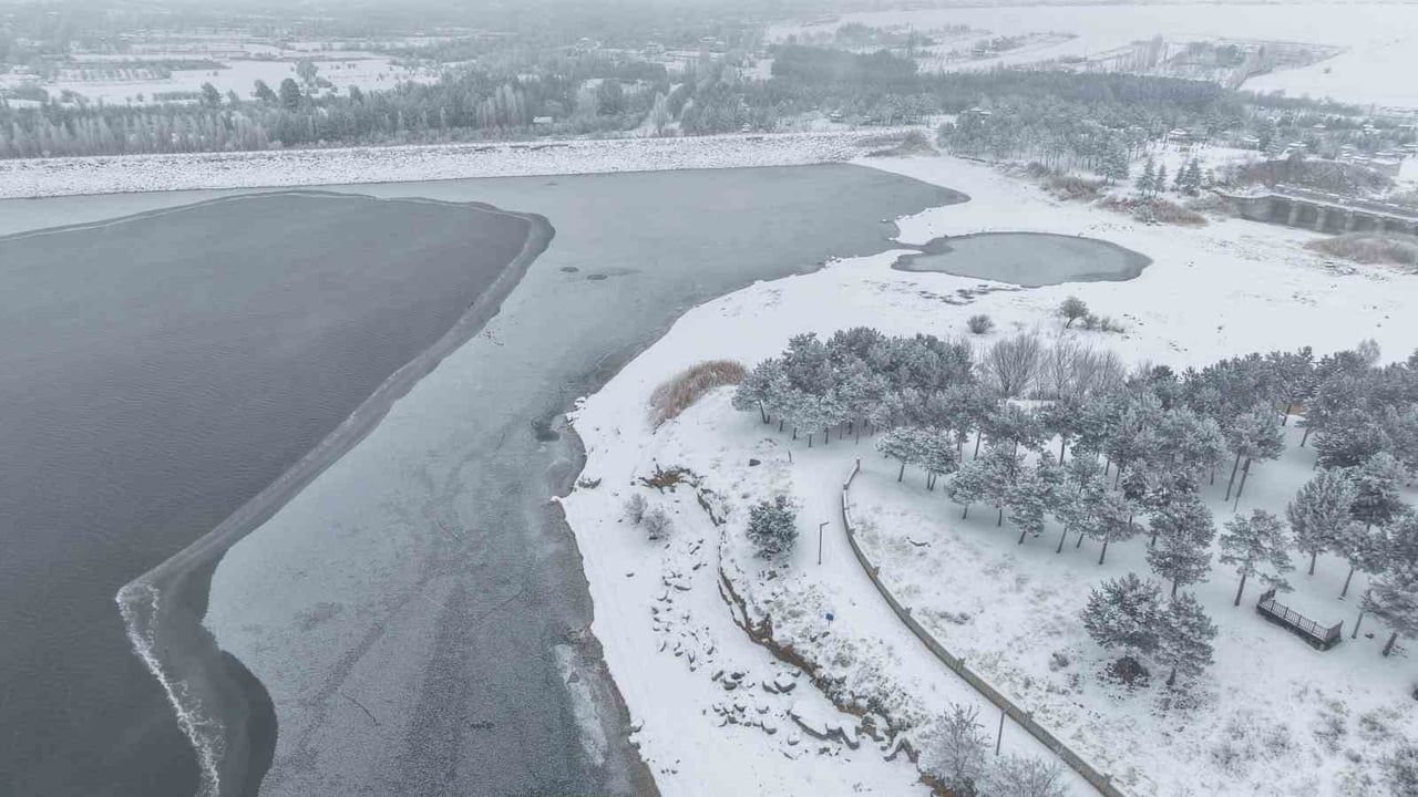 Elazığ’da Cip Baraj Gölü’nün Bazı Kısımları Soğuk Hava Nedeniyle Buz Tuttu