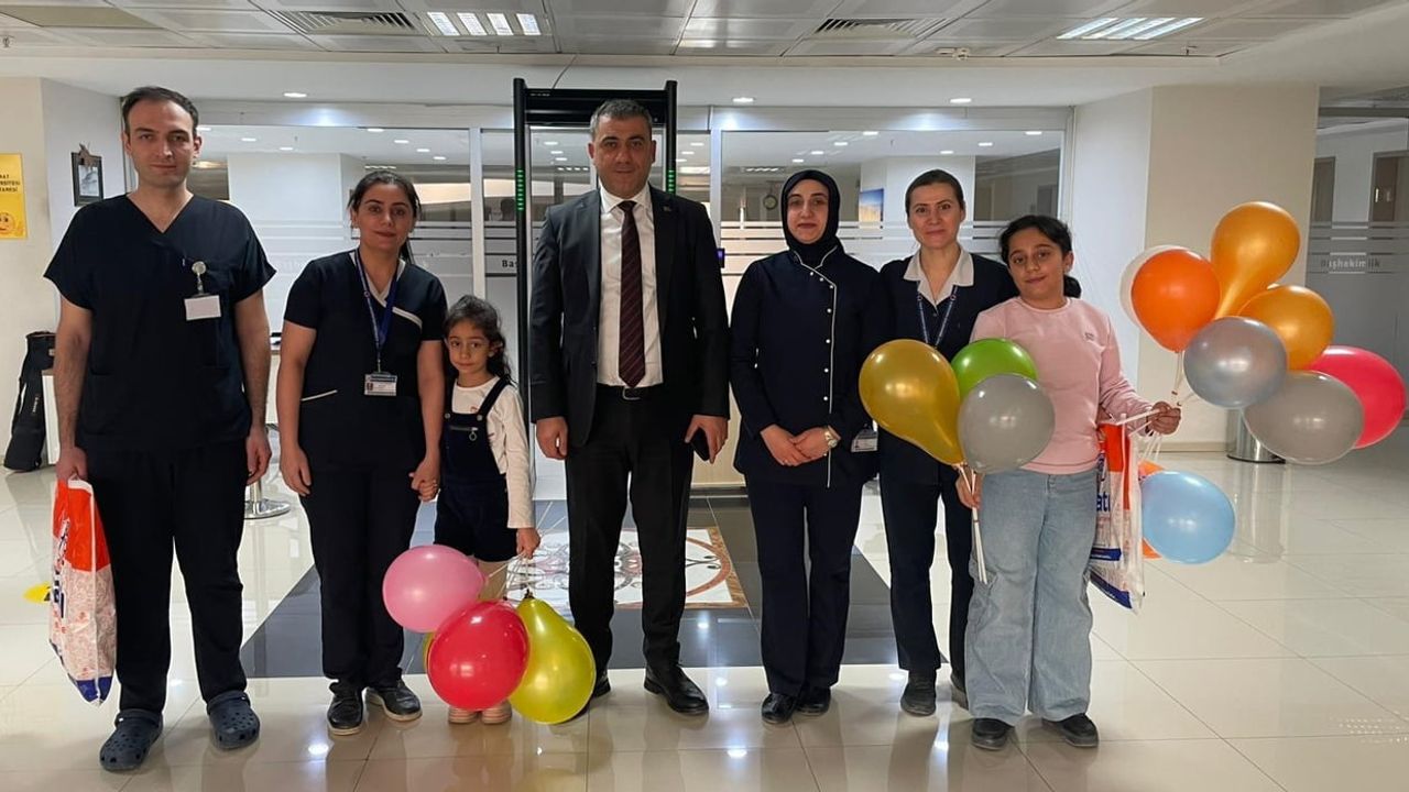 Elazığ'da Fırat Üniversitesi Hastanesi'nde Yatan Çocuklara Karne Sürprizi
