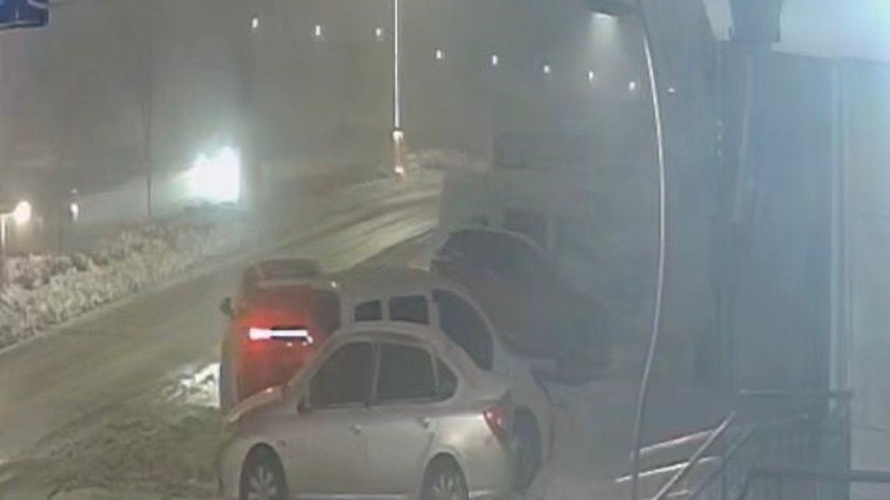 Elazığ'da geri manevra yapan araç park halindeki iki araca çarptı, sürücü olay yerini terk etti