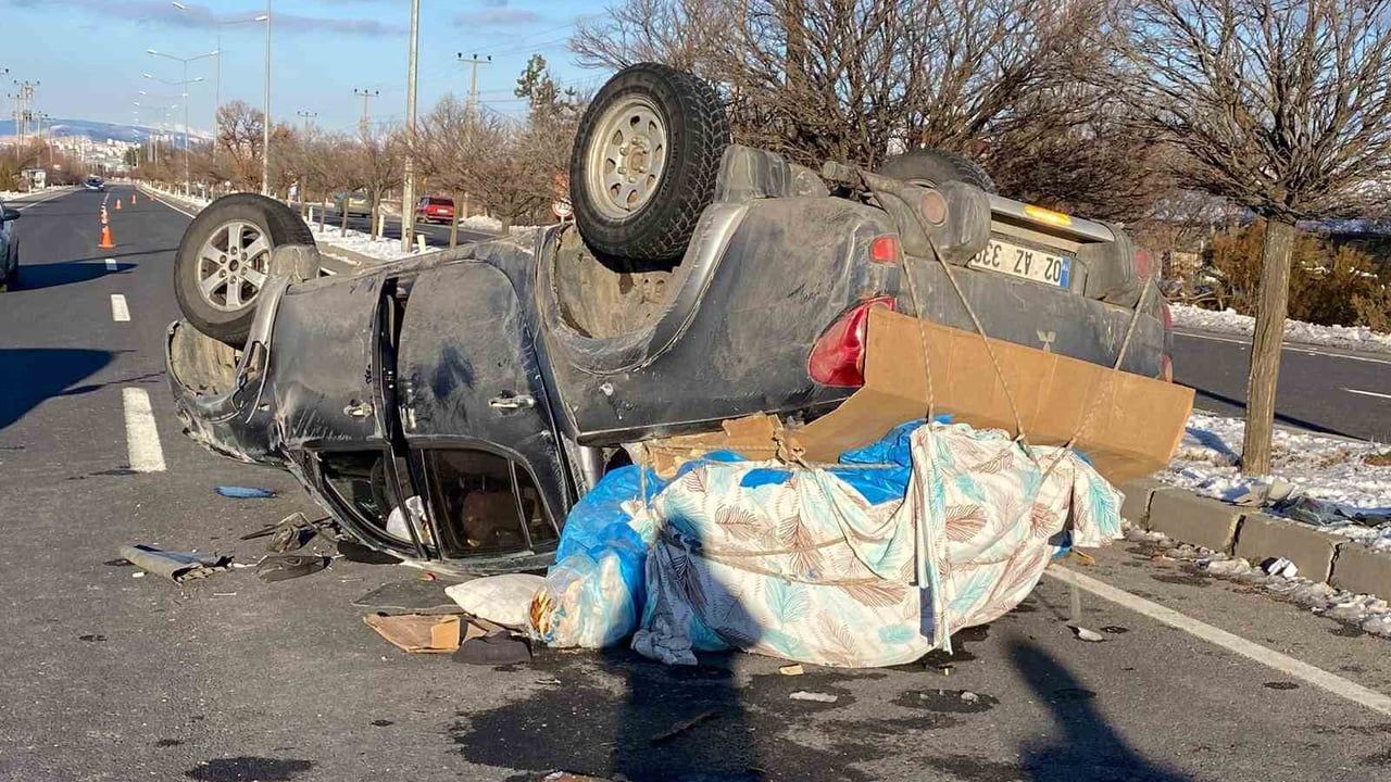 Elazığ’da Hankendi mevkiinde pikap takla attı: 3 yaralı