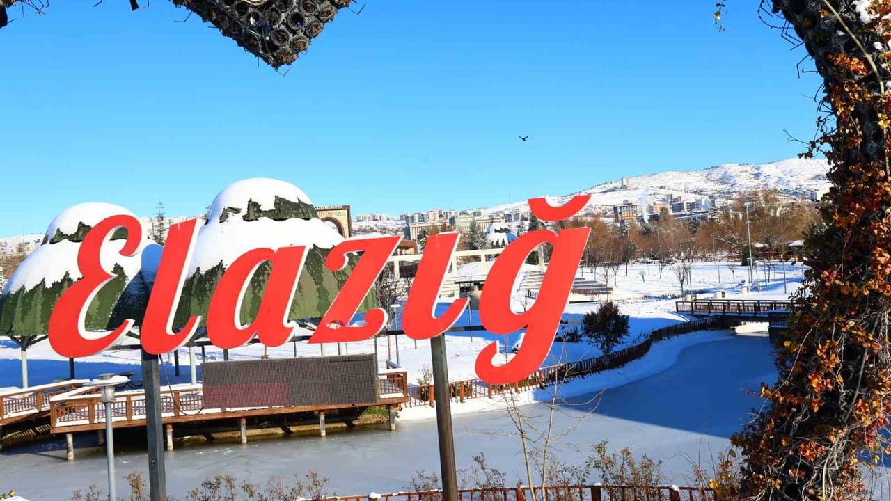 Elazığ'da Hava -13°C'yi Görürken Süs Havuzları Dondu
