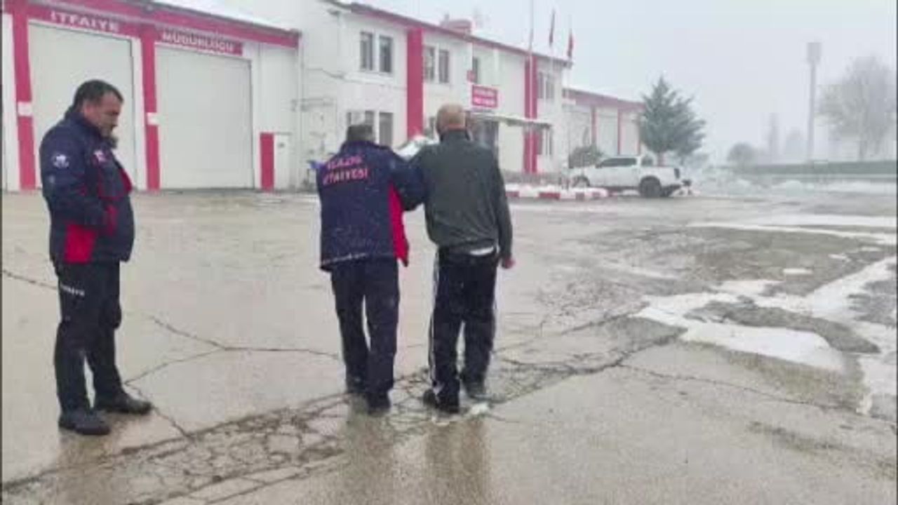 Elazığ'da hipotermi riski taşıyan sokak sakinine itfaiye müdahalesi