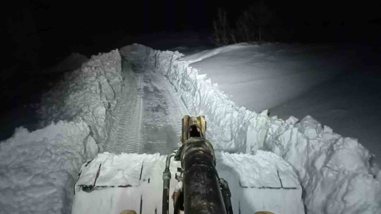 Elazığ'da İl Özel İdaresi 90 Araç ve 120 Personelle Kapalı Köy Yollarını Ulaşıma Açtı
