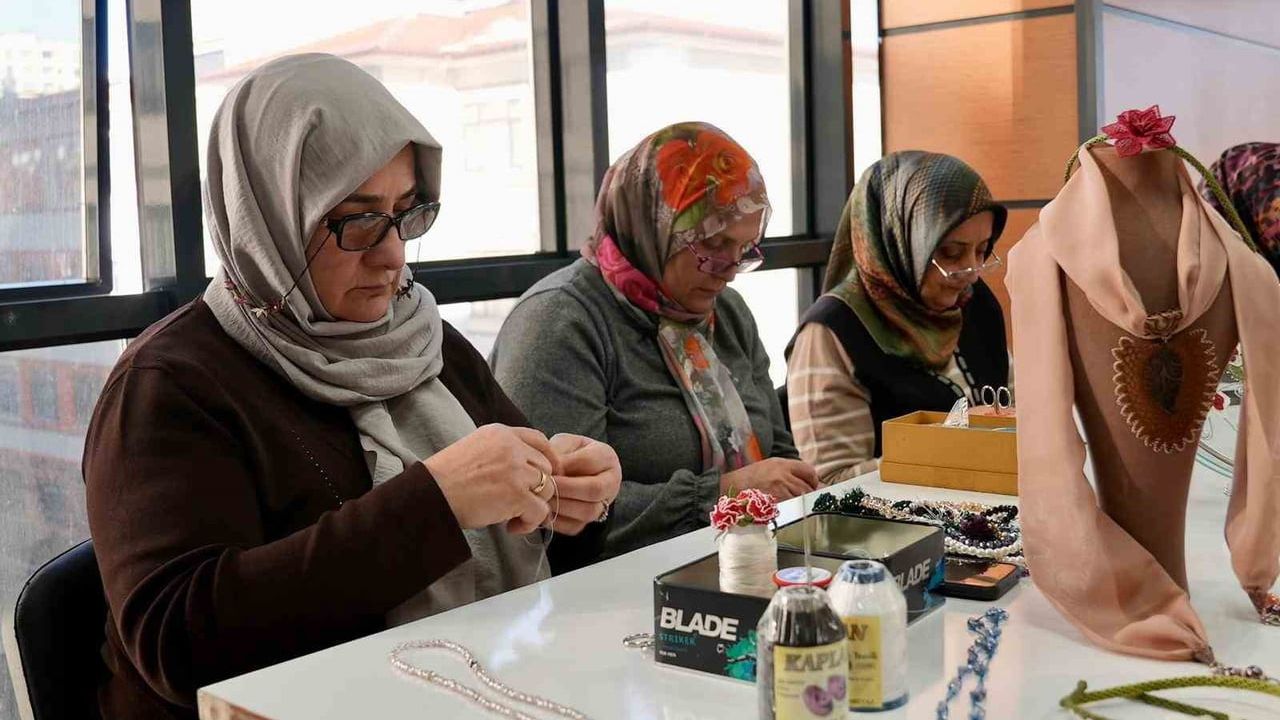 Elazığ'da 'Kadın El Emeği ve Kültürel Miras' kursu sürüyor: boncuklu iğne oyası eğitimi ve sergi hazırlığı