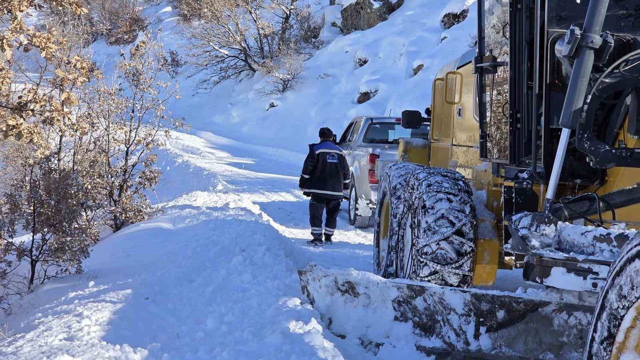 Elazığ'da kapanan 407 köy yolundan 148'i ulaşıma açıldı
