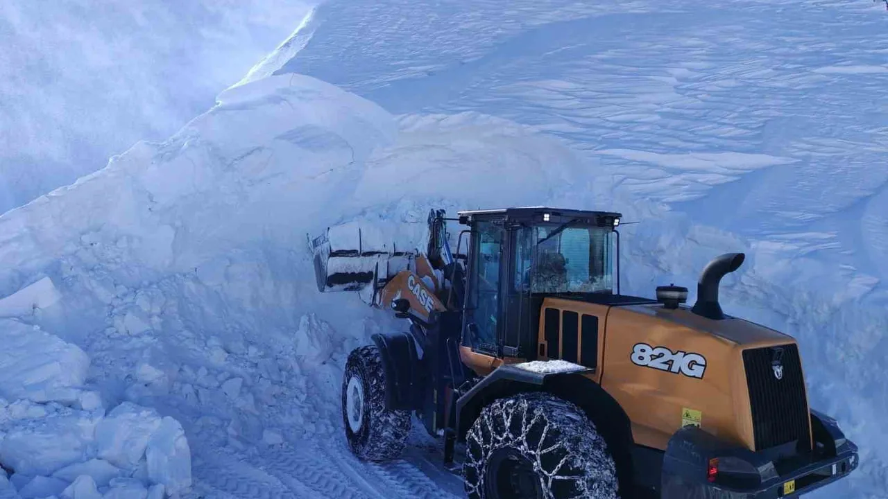 Elazığ'da kar çalışmaları: 115 köy yolu hâlâ kapalı