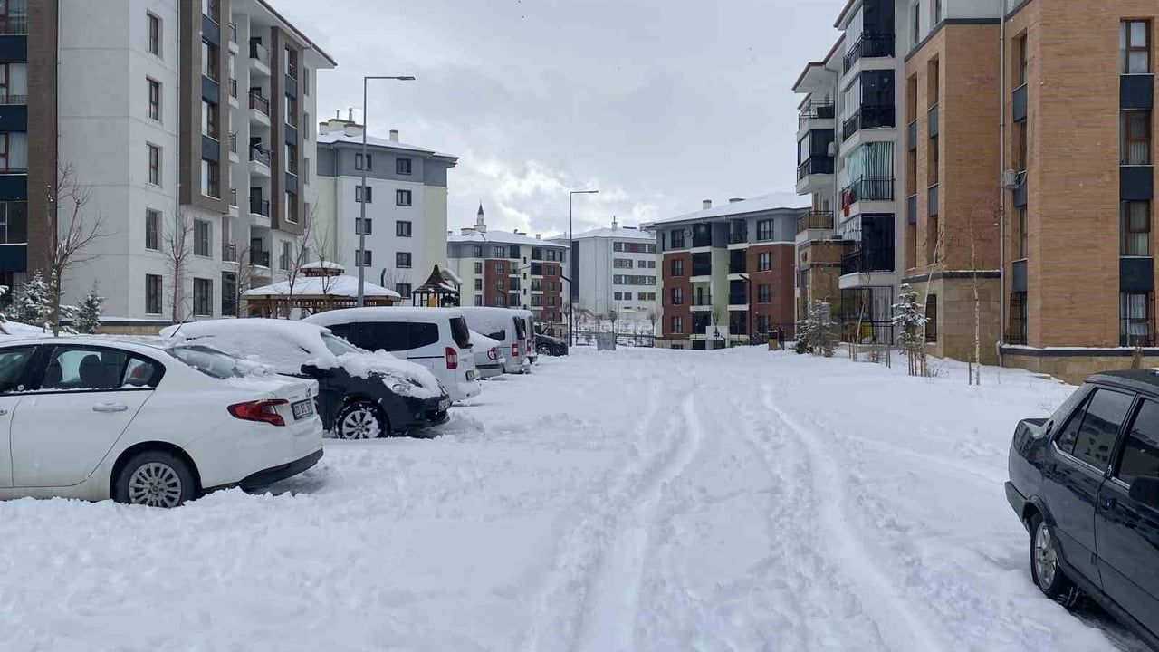 Elazığ'da kar nedeniyle eğitim-öğretime 1 gün daha ara verildi
