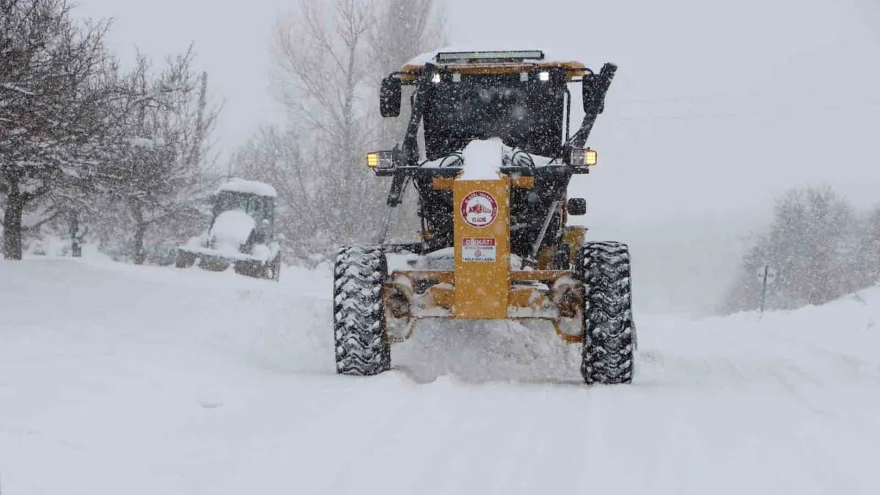 Elazığ'da kar sonrası 259 köy yolunun açılması için çalışmalar sürüyor