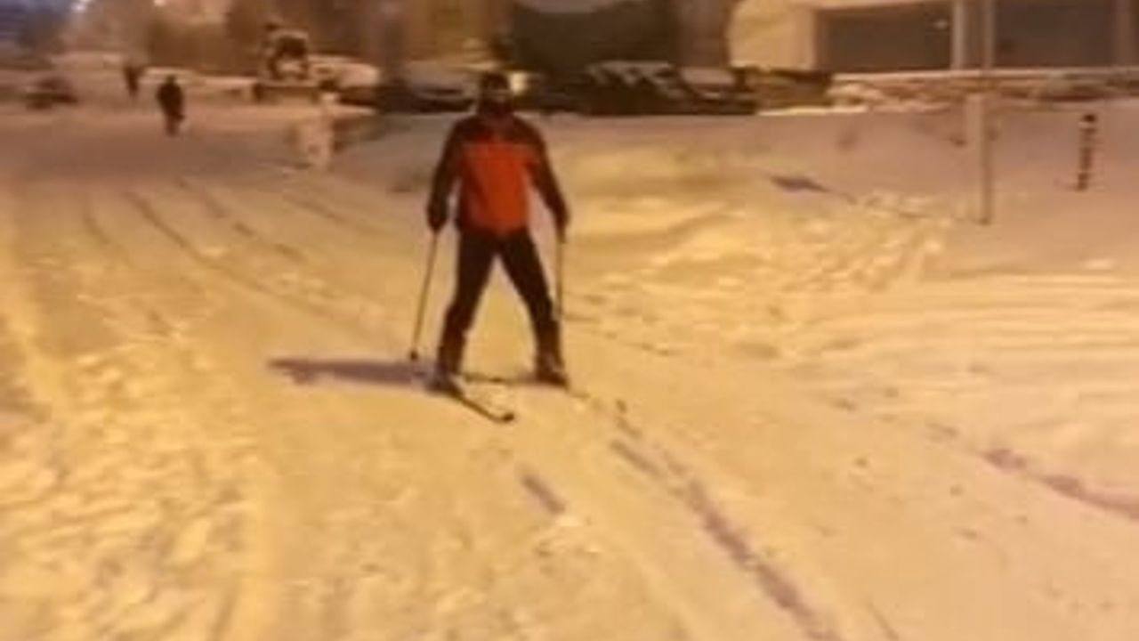 Elazığ'da kar sonrası vatandaş caddede kayak yaptı
