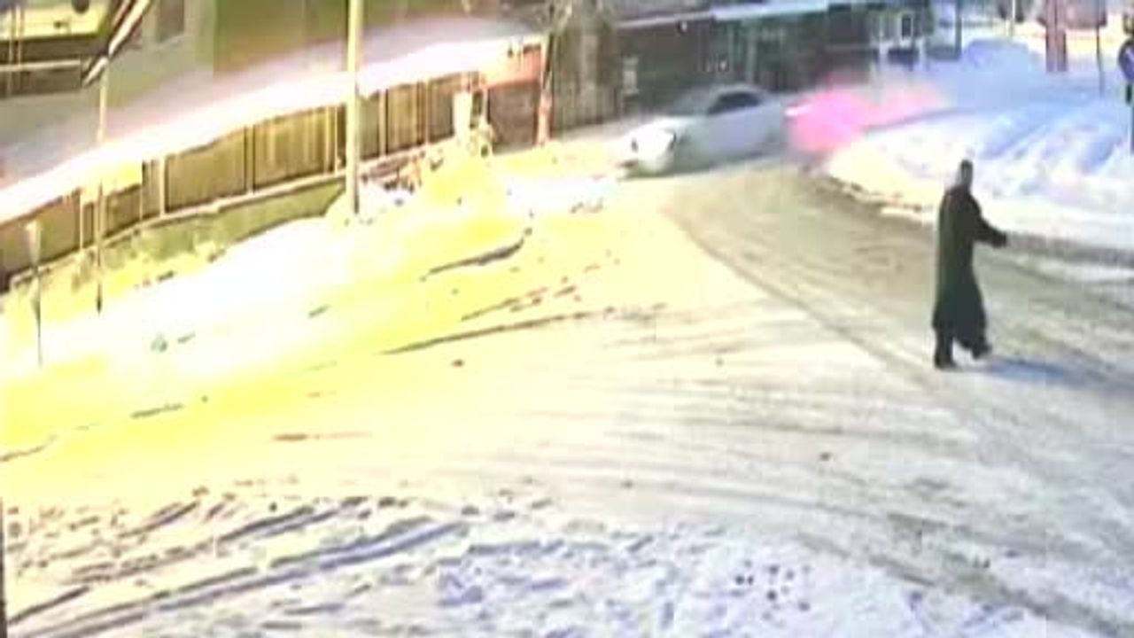 Elazığ'da kar ve buzlanma nedeniyle kontrolden çıkan araç refüje çıktı