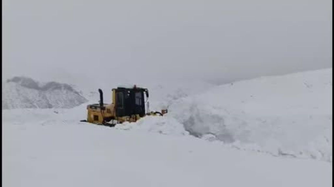 Elazığ'da kar yağışı 533 köy yolunu ulaşıma kapattı