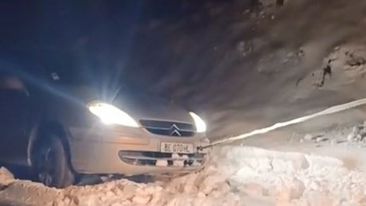 Elazığ'da kar yağışında yolda mahsur kalan araç İl Özel İdaresi tarafından kurtarıldı