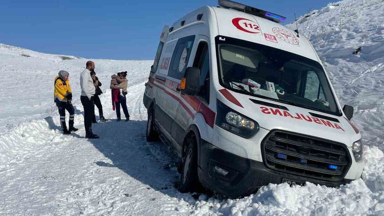 Elazığ'da kara saplanan ambulans ve rahatsızlanan 3,5 yaşındaki çocuk greyderle hastaneye ulaştırıldı