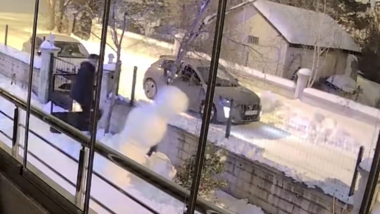 Elazığ'da kardan adamlar iki ayrı noktada kişiler tarafından yıkıldı