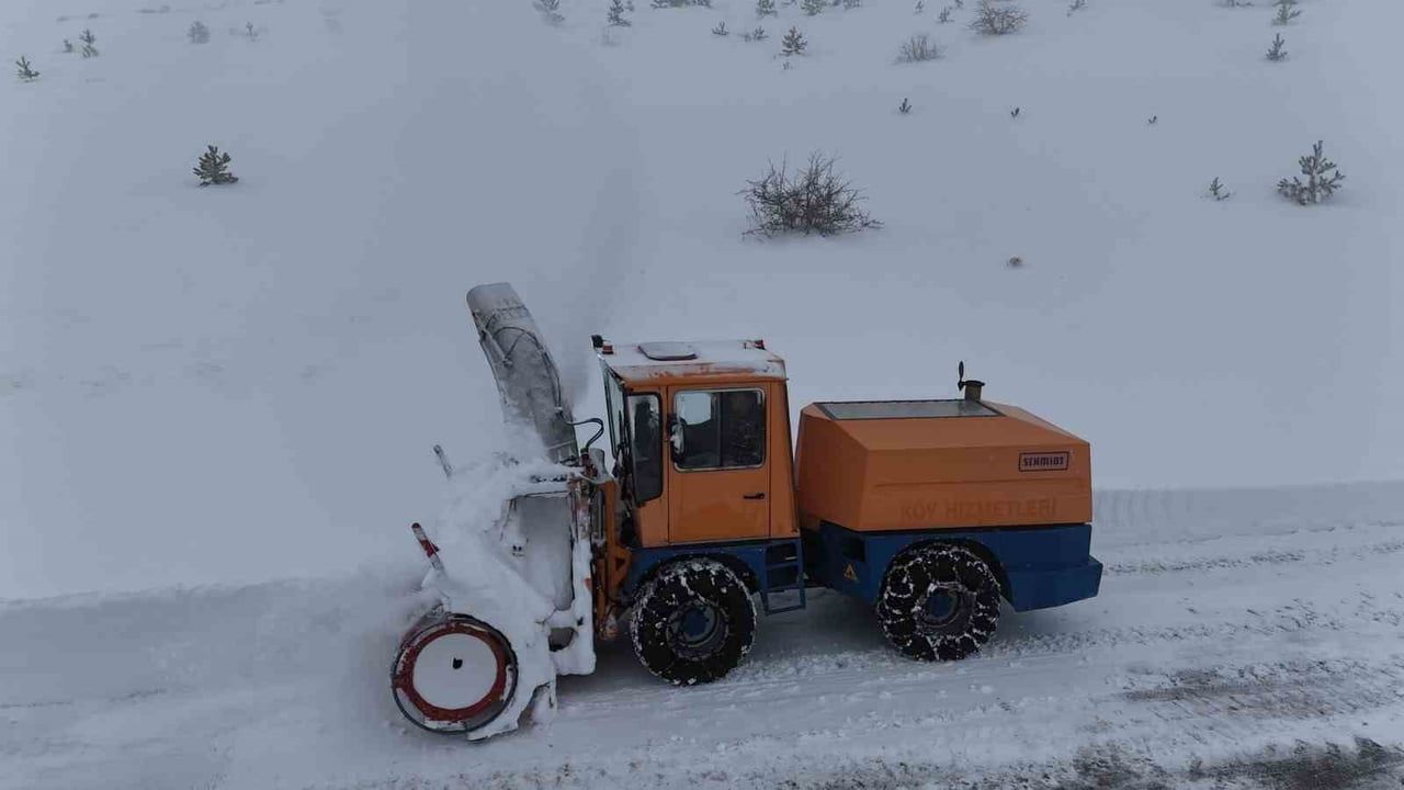 Elazığ’da karla mücadele: 8 köy yolunda çalışmalar sürüyor
