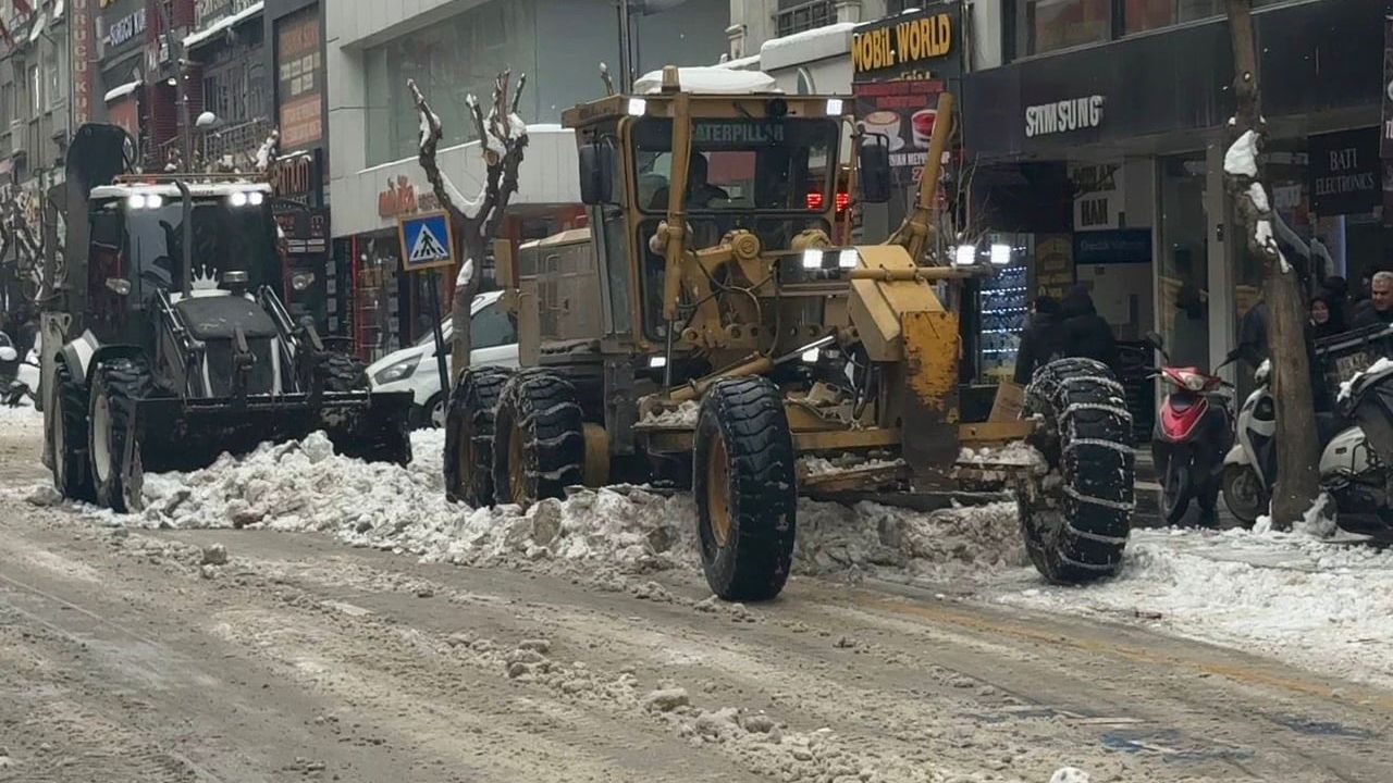 Elazığ'da karla mücadele sürüyor: Ana arterlerde kar temizleme çalışması