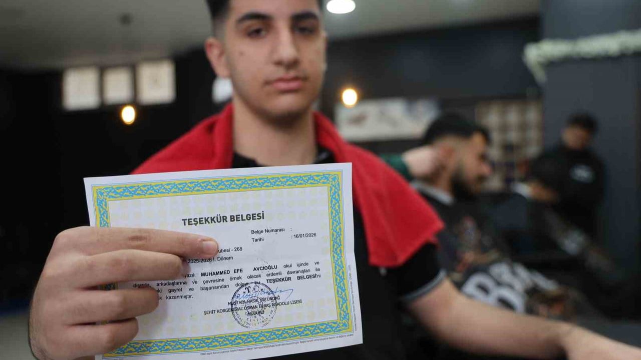 Elazığ'da Kuaför Umut Diri'den Karne Başarısına Ücretsiz Tıraş