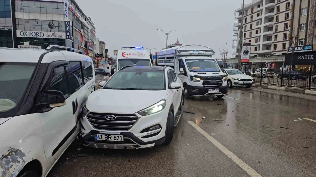 Elazığ'da Malatya Caddesi'nde otomobil ile taksi çarpıştı: 1 yaralı