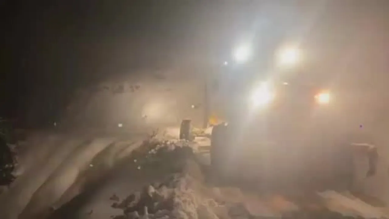 Elazığ'da Merkez Balpınarı köyünde mahsur kalan otomobil İl Özel İdaresi ekiplerince kurtarıldı