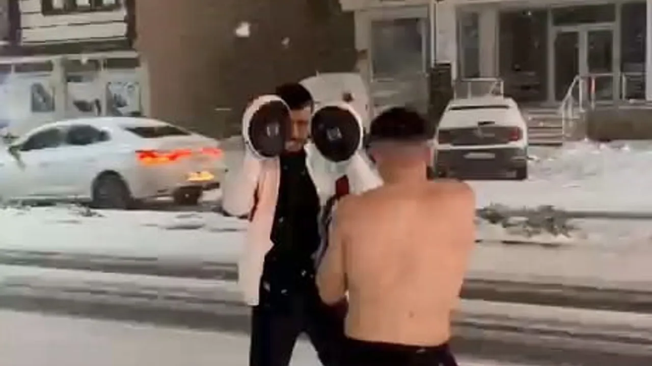 Elazığ’da milli boksör Yusuf Eren Yıldırım ve arkadaşları kar altında antrenman yaptı